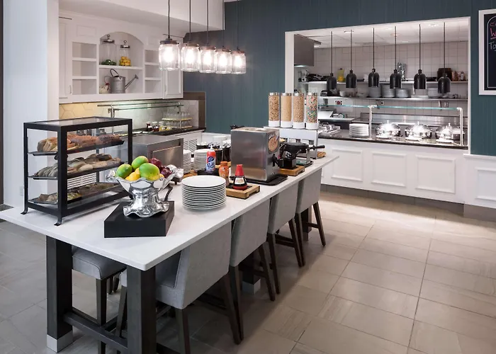 Hilton Garden Airport Hotel 3*